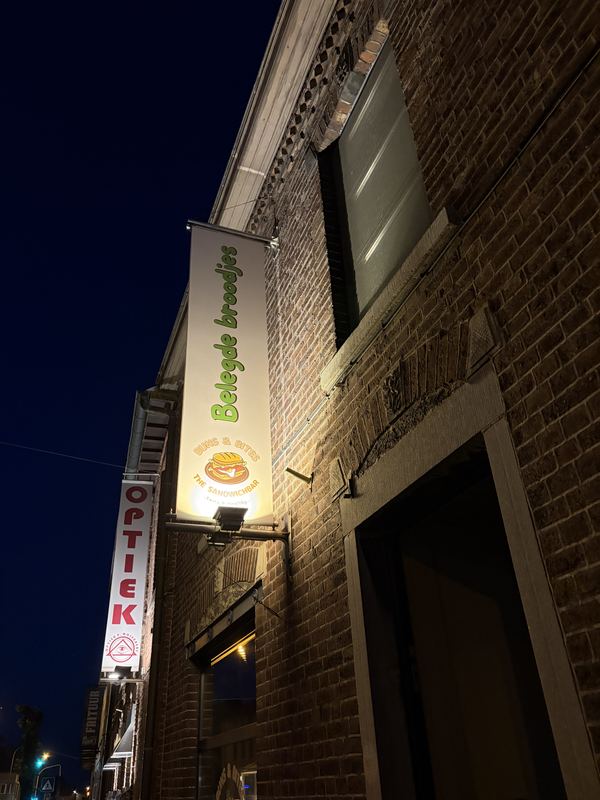 Gevel van Buns & Bites 's avonds