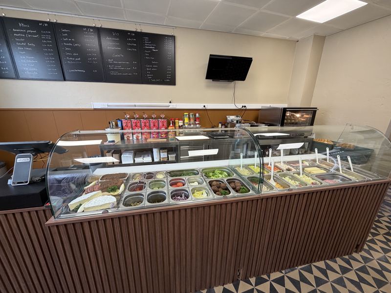 Toog met verse huisbereide salades