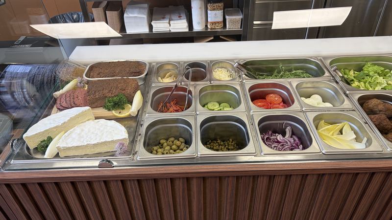 Toonbank met salades en beleg
